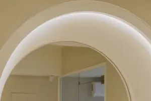 이중 아치 프레임 디테일 인테리어